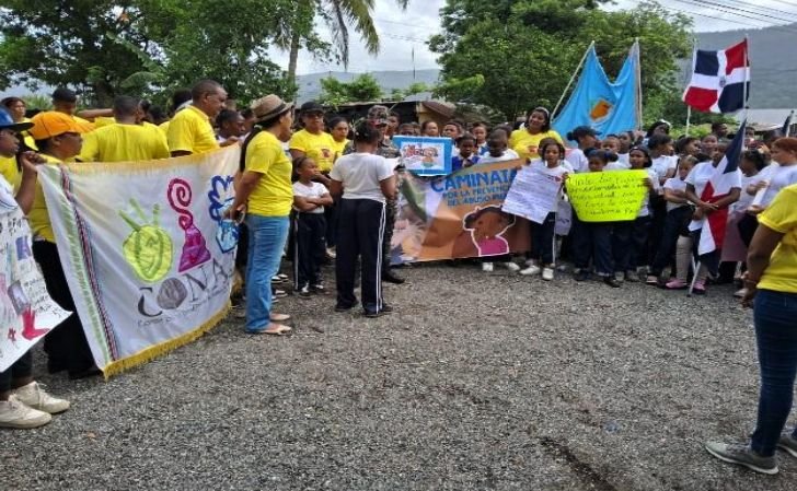 Caminata prevención del abuso infantil en Básima, Villa Altagracia