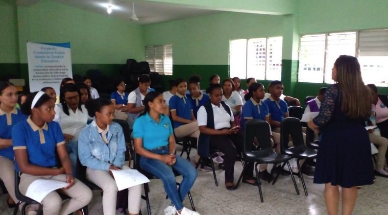 Integrantes del consejo estudiantil en actividades formación sobre medio ambiente y cambio climático en Cambita Garabitos